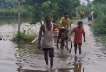 मनकौरा गांव में जलभराव से स्कूली बच्चे परेशान, पानी से होकर स्कूल पहुंचने को मजबूर
