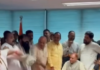 दिल्ली MCD बैठक में हंगामा, AAP पार्षदों ने अनोखे अंदाज में किया प्रदर्शन