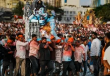 मुंबई में गणेश विसर्जन शुरू: ‘गणपति बप्पा मोरया’ के जयकारों से गूंजा शहर, 24 हजार से ज्यादा पुलिसकर्मी तैनात