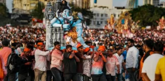 मुंबई में गणेश विसर्जन शुरू: ‘गणपति बप्पा मोरया’ के जयकारों से गूंजा शहर, 24 हजार से ज्यादा पुलिसकर्मी तैनात