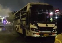 लखनऊ में डिवाइडर से टकराई जनरथ बस, कुछ ही मिनटों में लगी भीषण आग; चालक-परिचालक ने कूदकर बचाई जान
