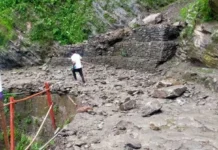 केदारनाथ पैदल मार्ग पर बड़ा हादसा: पहाड़ी से गिरे मलबे-पत्थरों की चपेट में आया 5 साल का बच्चा, 1500 यात्री रेस्क्यू