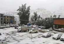 हिमाचल में सीजन की पहली बर्फबारी से बढ़ी ठंड, कुल्लू की सैंज घाटी में बादल फटने से नुकसान