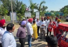शेरों गांव में किसानों से मिलीं रीना गुप्ता, पराली न जलाने की अपील