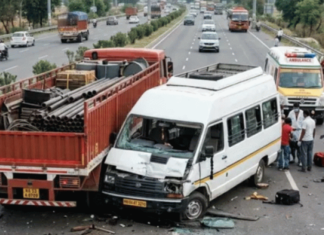 जयपुर में भीषण सड़क हादसा: श्रद्धालुओं से भरी मिनी बस ट्रेलर से टकराई, 3 की मौत और 25 घायल