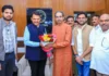 महाराष्ट्र की सियासत में नई हलचल! एक मंच पर दिखे देवेंद्र फडणवीस, उद्धव और राज ठाकरे, CM के बयान ने खींचा ध्यान