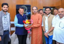 महाराष्ट्र की सियासत में नई हलचल! एक मंच पर दिखे देवेंद्र फडणवीस, उद्धव और राज ठाकरे, CM के बयान ने खींचा ध्यान